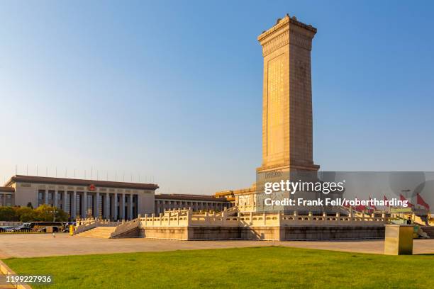 monument beside the great hall of the people, tiananmen square, beijing, people's republic of china, asia - 人民大会堂 ストックフォトと画像