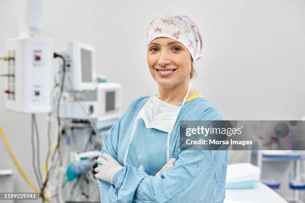 selbstbewusste chirurgin im krankenhaus - chirurgenkappe stock-fotos und bilder