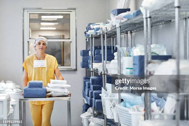 médico con suministros médicos en trastero - cuarto almacén fotografías e imágenes de stock