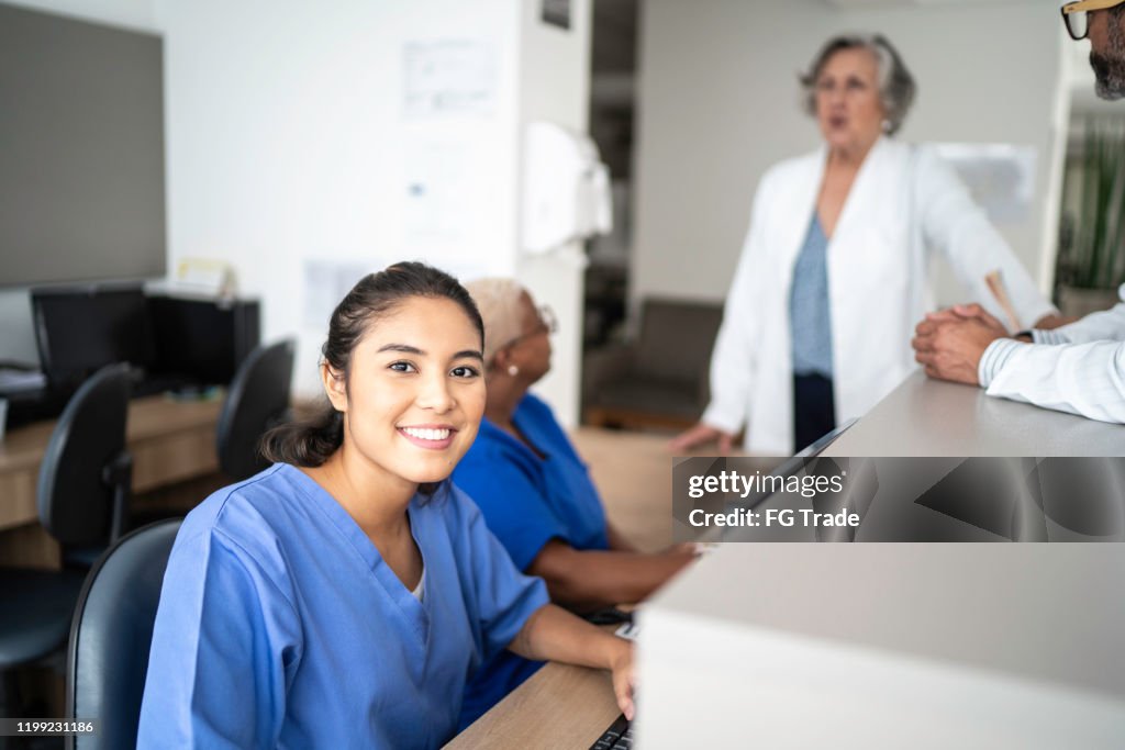 Portret van secretaresse die bij het ziekenhuisontvangst werkt