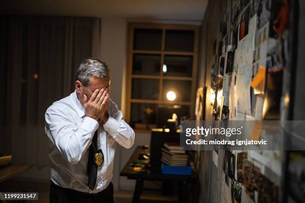 警官很緊張，因為他找不到他的案子的下一個線索 - police station 個照片及圖片檔