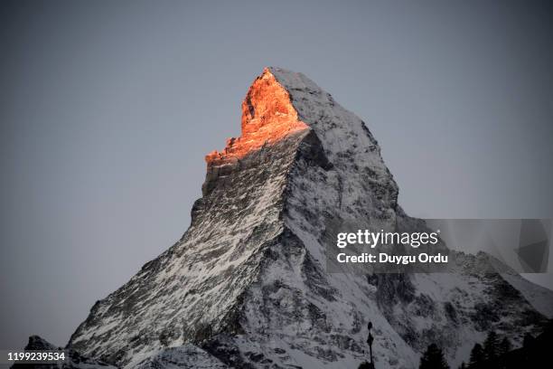 zermatt mountain - bergsteiger gipfel stock-fotos und bilder