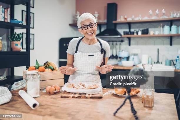 kochvideo - woman cooking phone stock-fotos und bilder