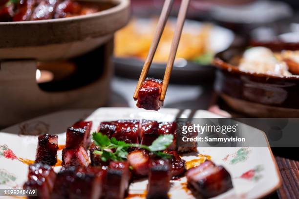 tasting hong kong cuisine - char siu pork stock-fotos und bilder