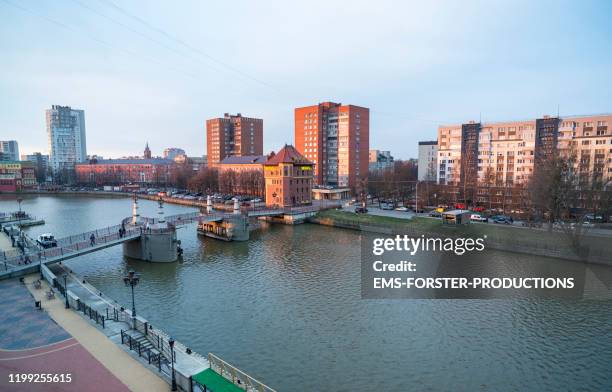 kaliningrad / königsberg - view over the river pregolya ( pregel ) seen from fish village with the kaiserbruecke / kaiserbrücke / anniversary bridge in foreground. - kaliningrad stockfoto's en -beelden