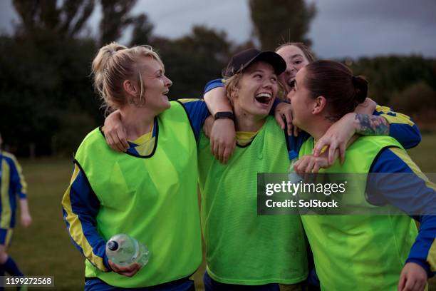 celebrare una vittoria - pettorina foto e immagini stock