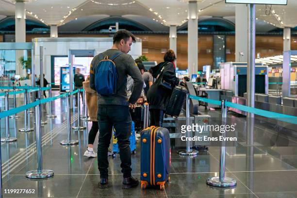 passengers going trough security check at the airport - emigration and immigration stock pictures, royalty-free photos & images
