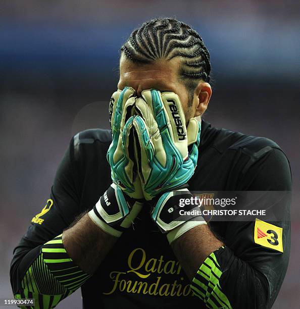 Barcelona's goalkeeper Jose Manuel Pinto wipes his face during their Audi Cup football match FC Barcelona vs SC International de Porto Alegre in...