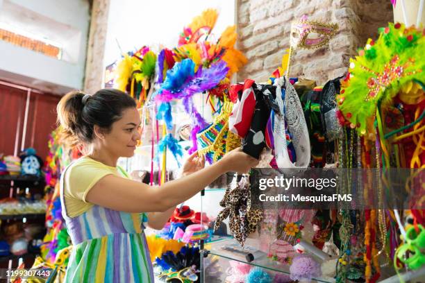 mujer eligiendo accesorios de carnaval - disfraz fotografías e imágenes de stock