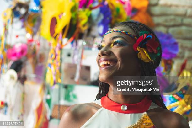 afro-frau feiert karneval - fiesta latina stock-fotos und bilder