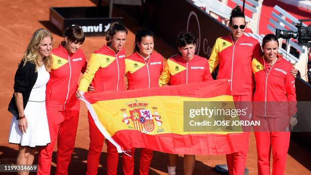 Former Spanish tennis player Arantxa Sanchez Vicario poses with Spain's players Aliona Bolsova, Sara Sorribes, Lara Arruabarrena, Carla Suarez,...