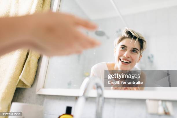 vrouw wassen gezicht op wastafel - woman washing face stockfoto's en -beelden