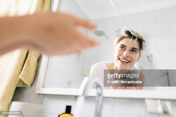 cara de lavagem da mulher no dissipador do banheiro - human toilet - fotografias e filmes do acervo