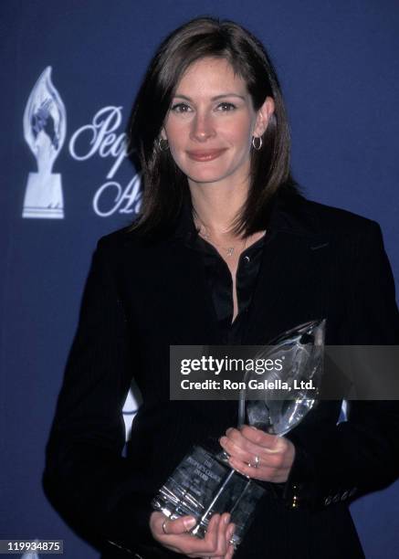 Actress Julia Roberts attends the 27th Annual People's Choice Awards on January 7, 2001 at Pasadena Civic Auditorium in Los Angeles, California.