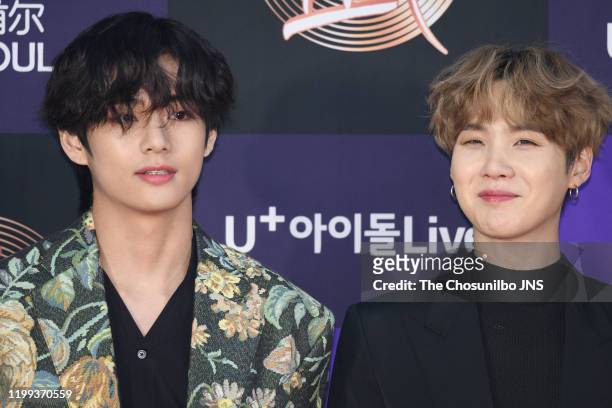 Kim Tae-Hyung and Suga of Bangtan Boys arrives at the photocall for...  Fotografía de noticias - Getty Images