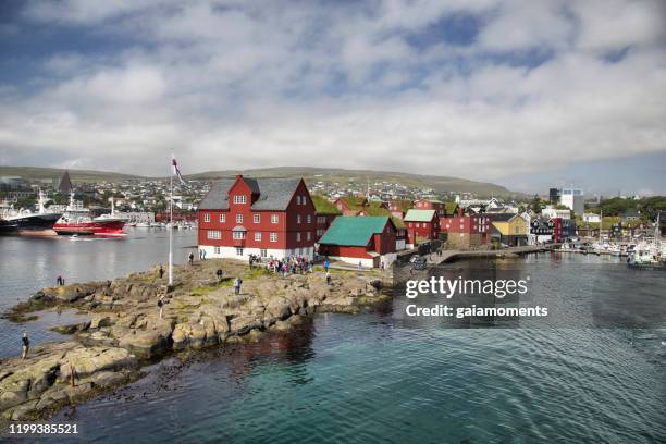 historische rode huizen van het parlement tinganes in tórshavn - faroe islands stockfoto's en -beelden