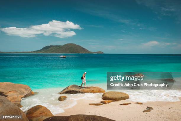 nudey beach backpackers - aussie stockfoto's en -beelden