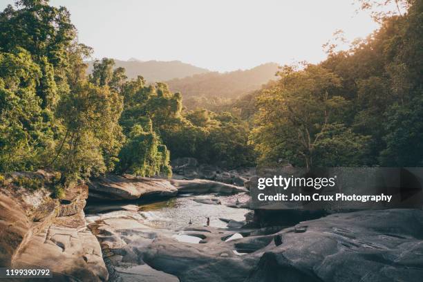 babinda boulders - cairns australië stockfoto's en -beelden
