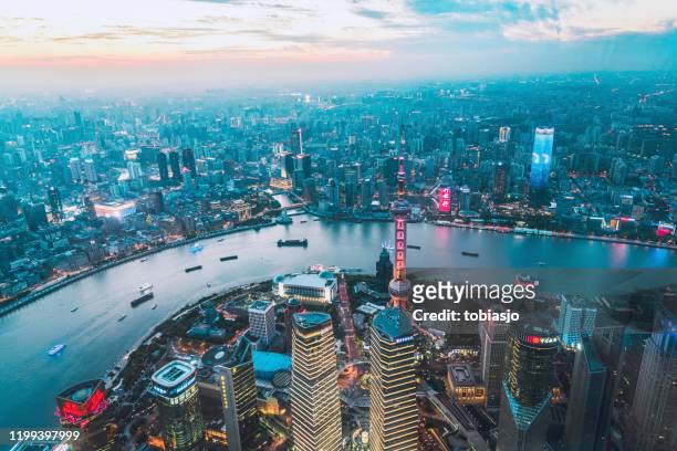 shanghai china bij zonsondergang - shanghai stockfoto's en -beelden