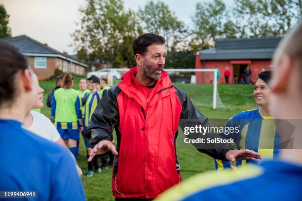 coachen van een team - sport instructor stockfoto's en -beelden