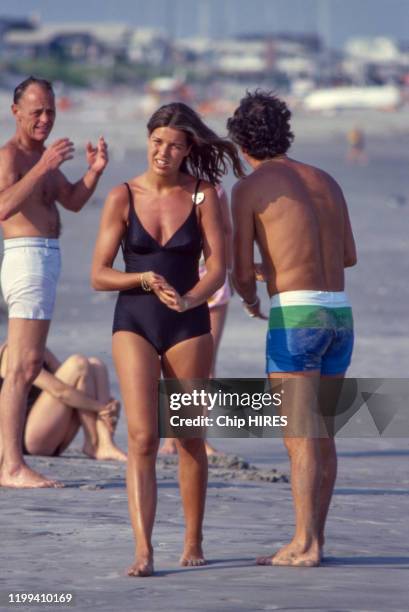 La princesse Caroline de Monaco et son mari Philippe Junot sur la plage , en juillet 1978.