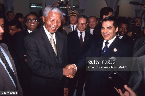 Poignée de main entre le président de la République d'Afrique du Sud Nelson Mandela et le président de la République tunisienne Zine el-Abidine Ben...
