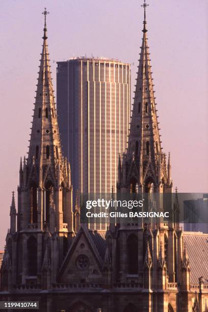 Les flèches de la basilique Sainte-Clotilde de Paris devant la tour Montparnasse, en septembre 1989, France.