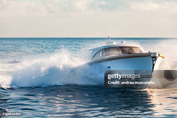 luxury motor boat - schnellboot stock-fotos und bilder