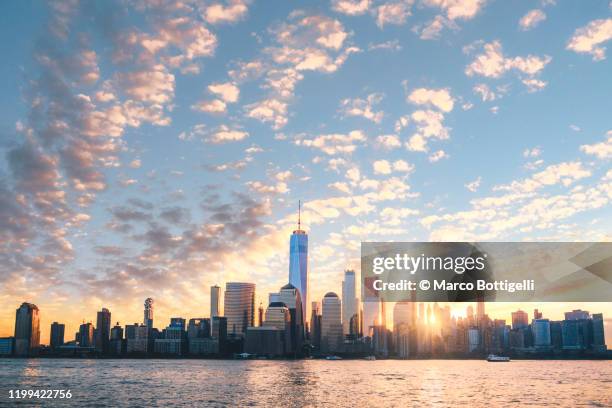 lower manhattan skyline at sunrise, new york city - sunrise new york stock-fotos und bilder