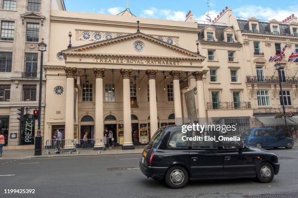 edificio del teatro royal haymarket, londres, inglaterra, reino unido - haymarket fotografías e imágenes de stock