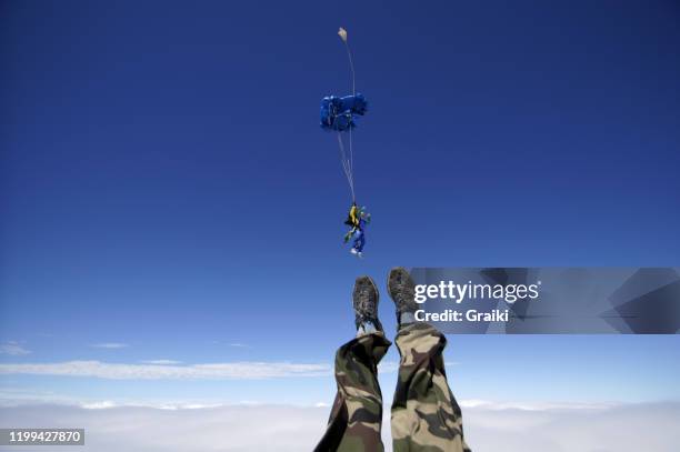 skydiving tandem point of view - 2 point perspective stock pictures, royalty-free photos & images