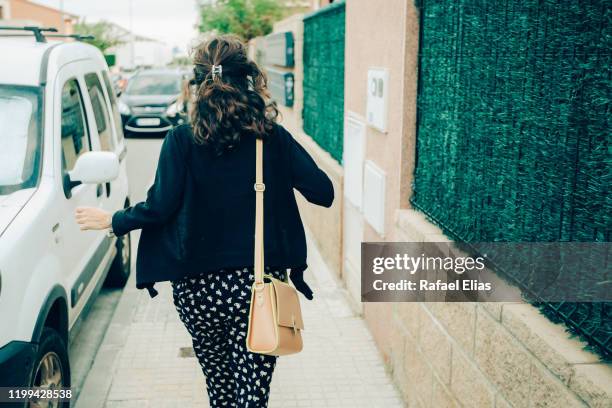 runaway woman - leaving home stock pictures, royalty-free photos & images