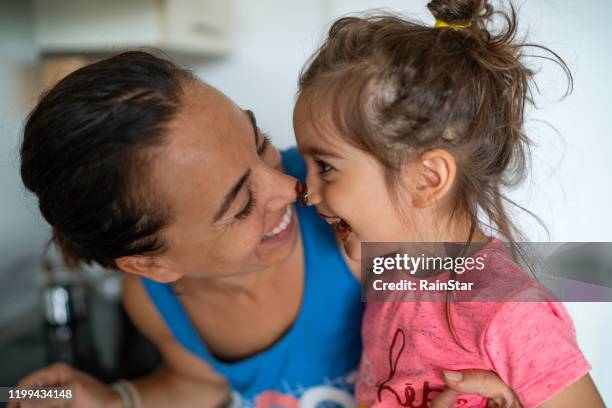 mor och dotter med trevlig tid i köket - making a face bildbanksfoton och bilder