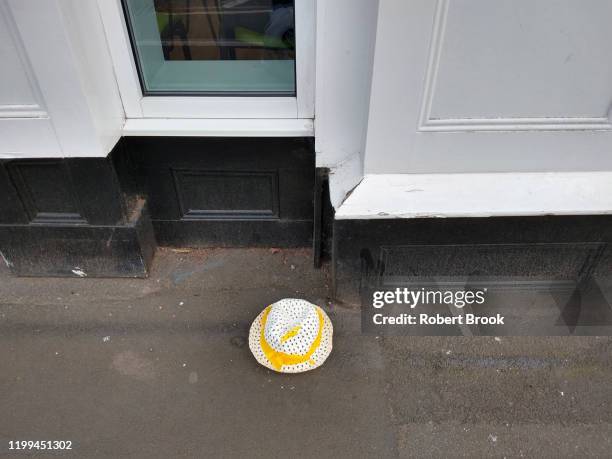 lost hat on pavement. - white hat fashion item stockfoto's en -beelden