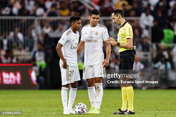 Referee Jose Maria Sanchez Martinez talks to Rodrygo Goes and Carlos Casemiro of Real Madrid during the Supercopa de Espana Final match between Real...