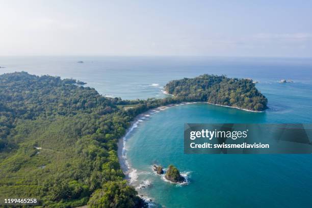 drone vy över manuel antonio nationalpark i costa rica - costa rica bildbanksfoton och bilder