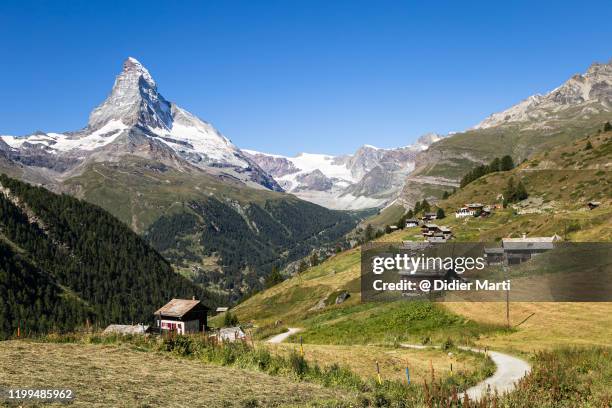 stunning view of the matterhorn peak above zermatt in the swiss alps - matterhorn stock-fotos und bilder