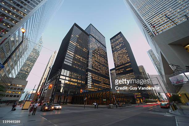 office buildings in center of toronto at dusk. - bay street photos et images de collection