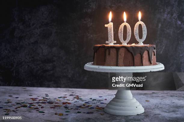 100ste verjaardagstaart - verjaardagstaart stockfoto's en -beelden