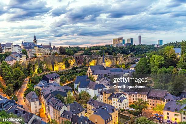 luxemburg bei sonnenuntergang - luxembourg benelux stock-fotos und bilder