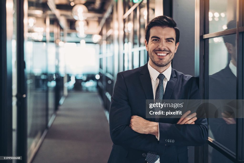 Geschäftsmann im Bürogebäudekorridor