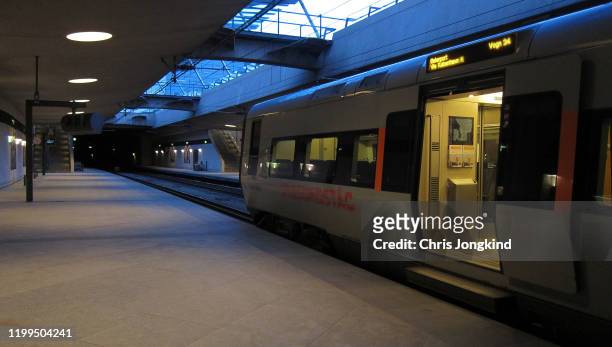 empty passenger train with doors open at platform - metro platform stockfoto's en -beelden