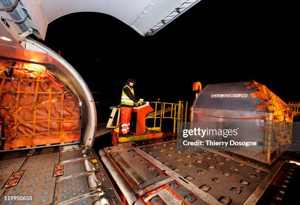 cargo airplane - belgium people stock pictures, royalty-free photos & images