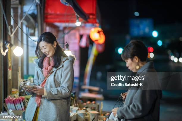 japanse vrouwen winkelen bij fish market 's nachts - fish market stockfoto's en -beelden