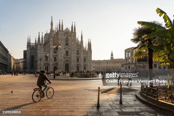 piazza del duomo (cathedral square) at sunrise, milan, italy. - milan photos et images de collection