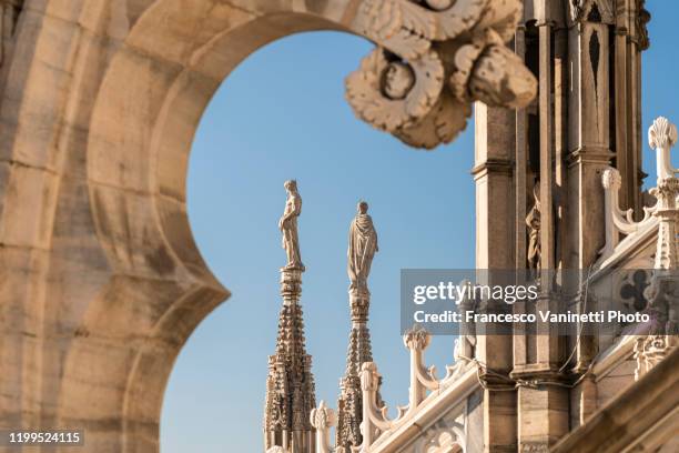 statues of duomo cathedral, milan, italy. - catolicismo fotografías e imágenes de stock