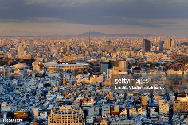 aerial view of tokyo cityscape at sunset - estadio olímpico fotografías e imágenes de stock