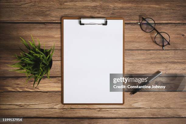 clipboard on rustic wood - clipboard fotografías e imágenes de stock