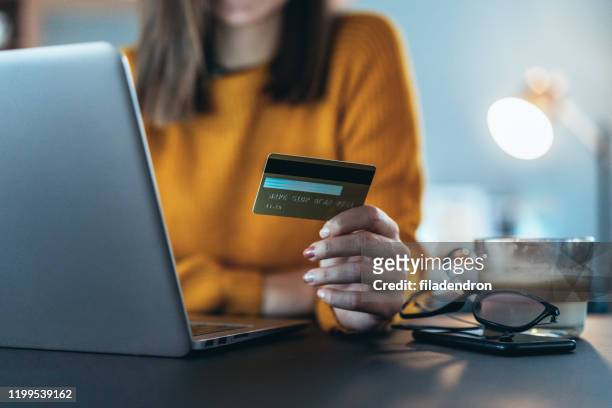 online-zahlung - credit card stock-fotos und bilder