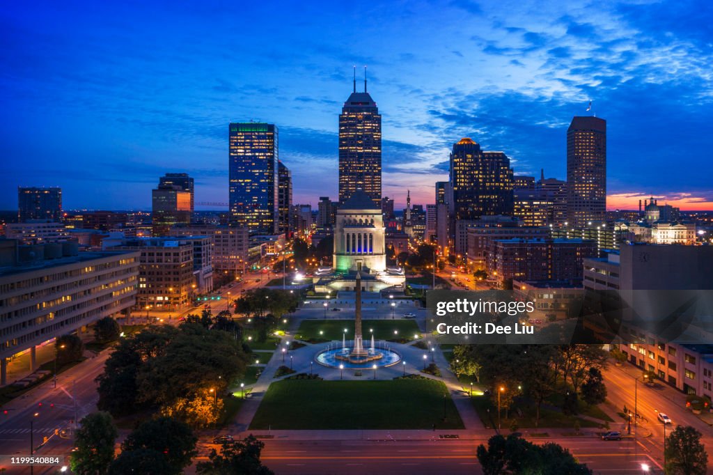 Indianapolis Skyline und Park Aerial bei Dämmerung